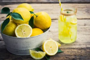 تجربة الليمون والماء الدافئ في علاج شحوم الجسم